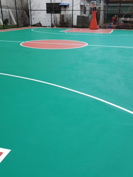 红坪镇 球场长期使用易出现地面开裂
